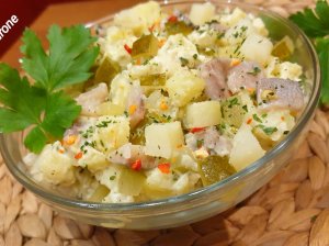 Greitos bulvių salotos su silke