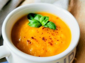 Saldžių bulvių, morkų ir imbiero sriuba