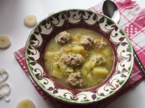 Porų ir mėsos kukulių sriuba