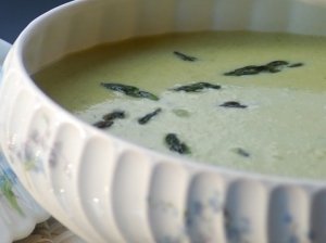 Švelni pertrinta sriuba su konservuotais žirneliais