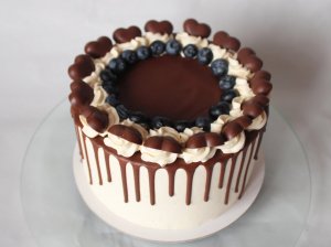 Šokoladinis tortas su jogurtiniu kremu ir uogomis (arba vaisiais)