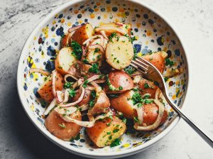 Vokiškos bulvių salotos su svogūnais ir garstyčiomis