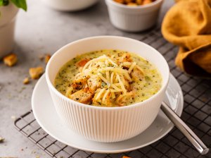 Tiršta vištienos ir brokolių sriuba