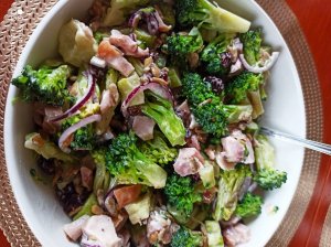 Brokolių ir smidrų salotos su vištiena