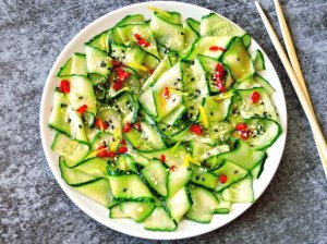 Azijietiškos agurkų salotos