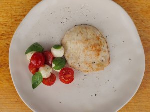 Kalakutienos file su mocarelos ir pomidorų salotomis