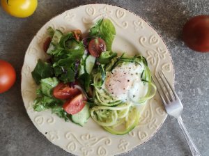 Kiaušiniai su cukinijų makaronais ir salotomis