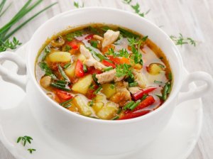 Vištienos sriuba su sezoninėmis daržovėmis