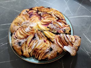 Grietininis pyragas su obuoliais ir uogomis