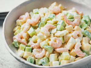 Krevečių salotos su sūriu, agurkais, kiaušiniais