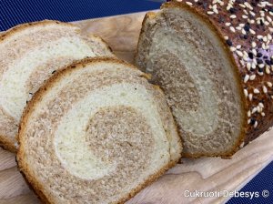 Dvispalvė mielinė duona