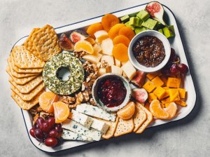 Sūrių ir vaisių užkandžių lenta