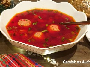 Burokėlių ir raugintų agurkų sriuba su kukuliais