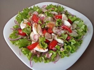 Pavasariškos salotos su konservuotu tunu