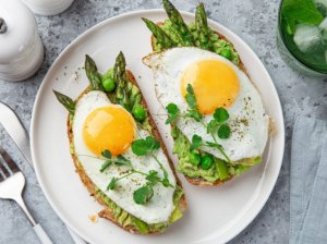 Pusryčių sumuštiniai su avokadais, smidrais ir kiaušiniais