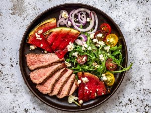 Salotos su grill steiku ir grill arbūzu