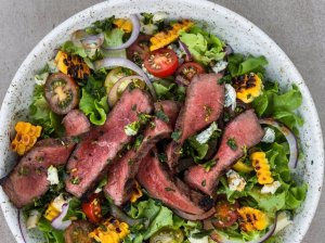 Vasariškos salotos su steiko juostelėmis, kukurūzais ir gremolata