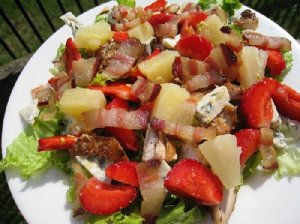 Vištienos salotos su šonine, ananasais ir braškėmis