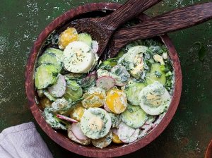 Bulvių salotos su agurkais ir tzatziki padažu
