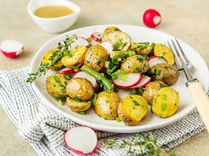 Vasariškos bulvyčių salotos su lengvu užpilu
