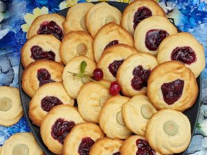 Migdoliniai sausainiai su vyšniomis