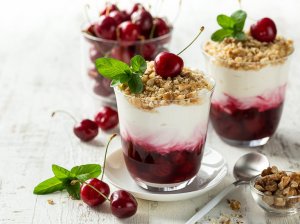 Vyšnių desertas su jogurtu ir riešutais