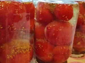 Maži konservuoti pomidorai žiemai
