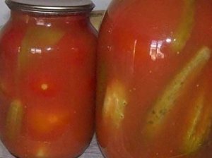 Konservuoti agurkai su pomidorų padažu