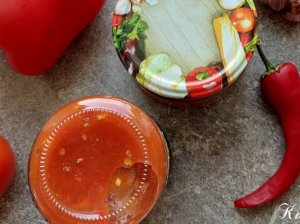 Pomidorų padažas žiemai su aitriosiomis paprikomis