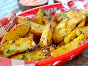 Česnakinės bulvių skiltelės