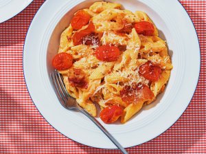 Makaronai su pomidorų ir sūrio padažu