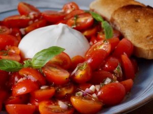 Greitai marinuoti pomidorai su burrata sūriu