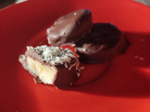 Greitai paruošiami šokolade mirkyti bananai su kokoso drožlėmis