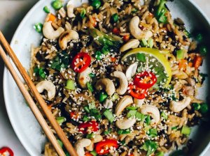 Azijietiški kepti ryžiai su daržovėmis ir anakardžiais