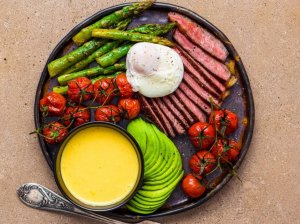 Marmurinis nugarinės steikas su kiaušiniu, smidrais ir pomidorais