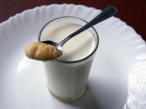 Karštas pienas su vanile ir medumi