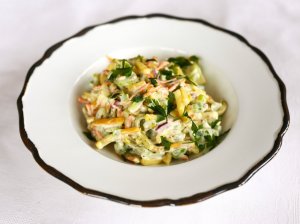 Greitos makaronų salotos su daržovėmis