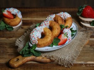 Varškinės "Donuts" spurgos su cukraus glajumi (be kvietinių miltų)