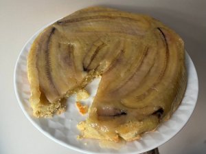 Avižinis pyragas su karamelizuotais bananais