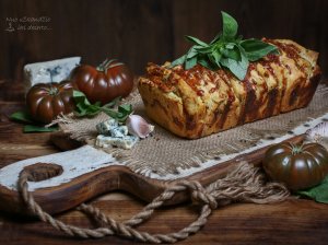 Sviestinė duona su mocarela ir česnakais
