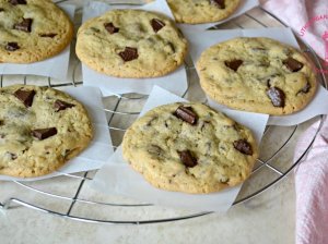 Lengvai ir greitai paruošiami amerikietiški sausainiai su šokolado gabalėliais