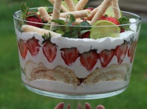 Sluoksniuotas desertas su braškėmis ir žele ala "Trifle"