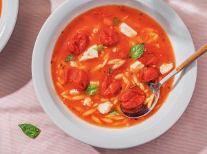 Pomidorų sriuba su orzo makaronais ir feta