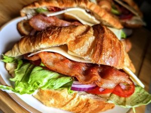 Greitas kruasano sumuštinis su traškia šonine, sūriu ir daržovėmis
