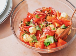 Gaivios pomidorų ir mocarelos salotos su balzaminiu padažu