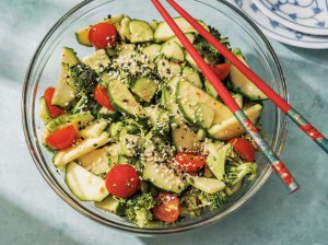 Azijietiškos cukinijų, agurkų, brokolių ir pomidorų salotos