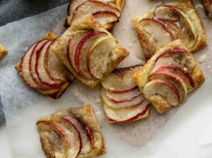 Sluoksniuotos tešlos pyragaičiai su obuoliais