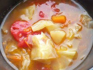 Greita kopūstų sriuba su pomidorais