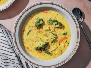 Tiršta šaldytų daržovių sriuba su sūreliu