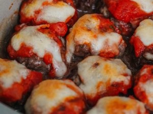 Minkšti mėsos kukuliai su sūriu ir pomidorais (be džiūvėsėlių)